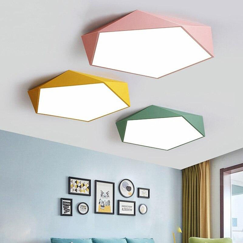 Plafonnier LED design géométrique en couleur