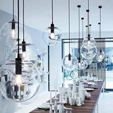Suspension design en verre en forme de boule avec éclairage LED – finitions rose gold ou noir