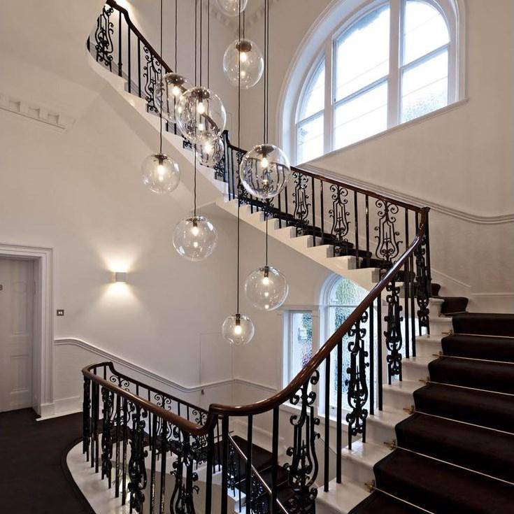 Suspension design en verre en forme de boule avec éclairage LED – finitions rose gold ou noir